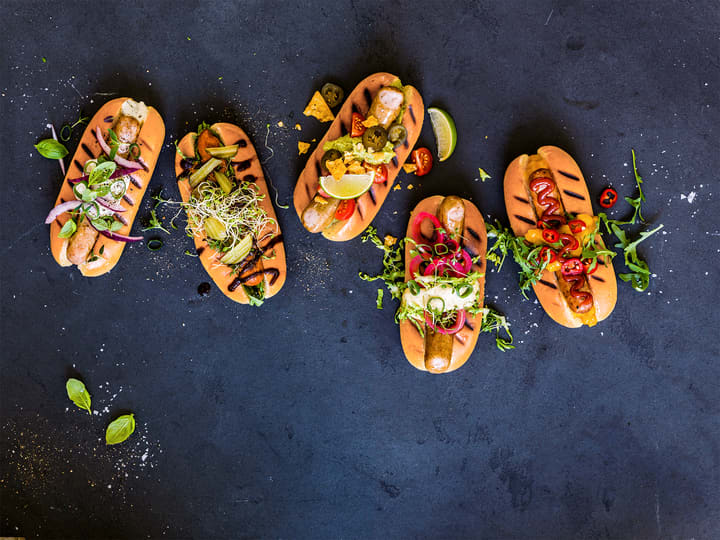 En pølse kan fint være en velsmakende middag! Topp den med syltet rødløk, coleslaw eller sennep.