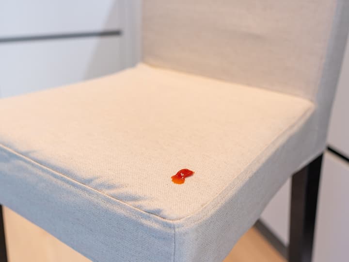 Flekker på sofaer eller stoler? Sørg for å gjerne flekken så fort som mulig, ellers blir flekken mye vanskeligere å fjerne i ettertid.