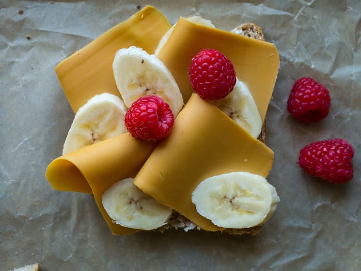 Brunost passer godt med frisk frukt og bær. Topp skiven med brunost, banan og bringebær for en ekstra god start på dagen. 