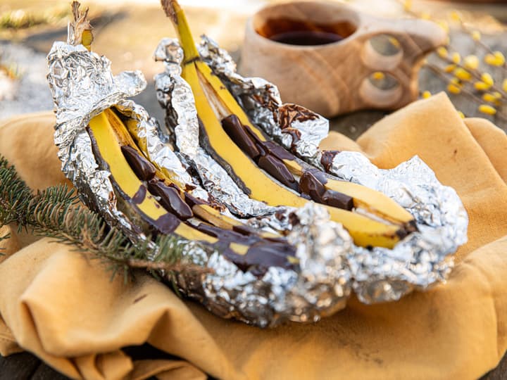 Frukt og sjokolade i folie er perfekt på bål!