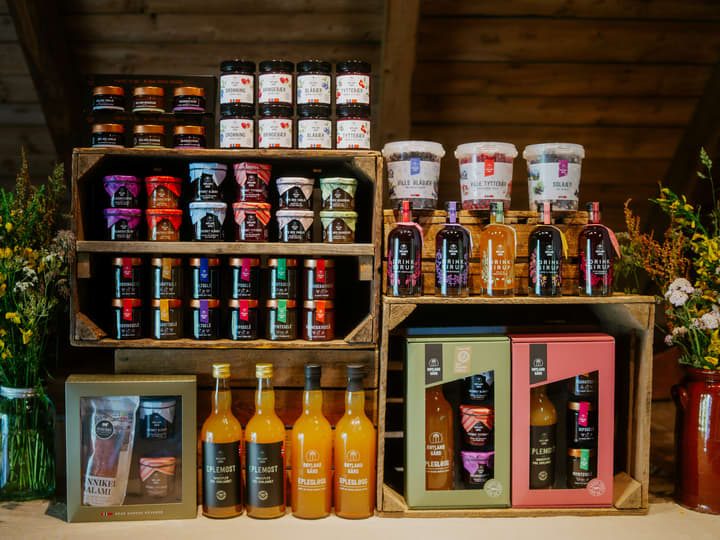 Syltetøy, gele, eplemost, fryste ville bær og gavepakninger fra Røyland Gård