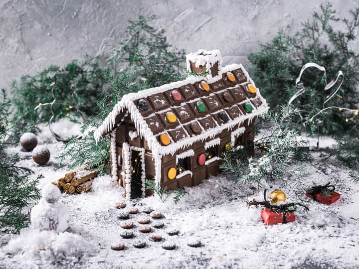 Sett på plass døren og pynt det ferdige sjokoladehuset!