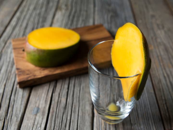 Du kan også skrelle en mango ved å bruke kanten på et glass.