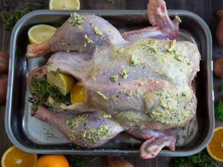 Gni skinnet inn med urtesmør, men putt gjerne noe mellom skinnet og brystfileten og!
