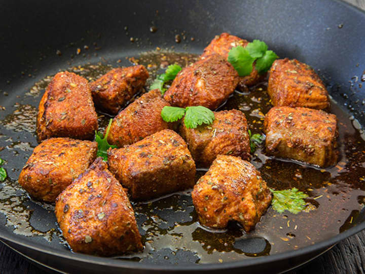 Mange typer fisk, som laks og torsk, tar godt til seg smaker. Dette gjør at de passer perfekt i tacoen!