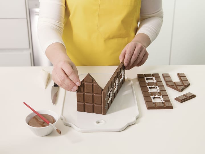 Pynt veggene før du setter huset sammen, det gjør pyntingen mye lettere!