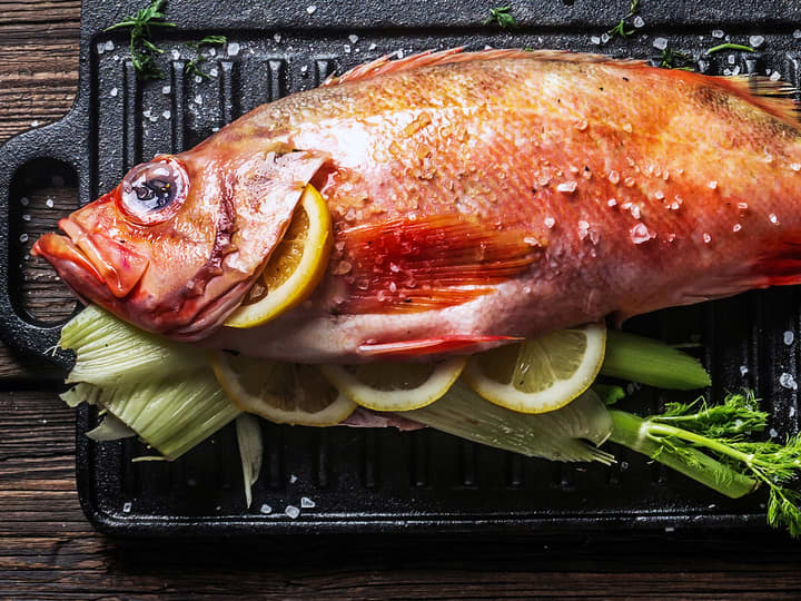 Fyll gjerne buken med godsaker som sitron, fennikel, kryddersmør eller marinade for ekstra god smak