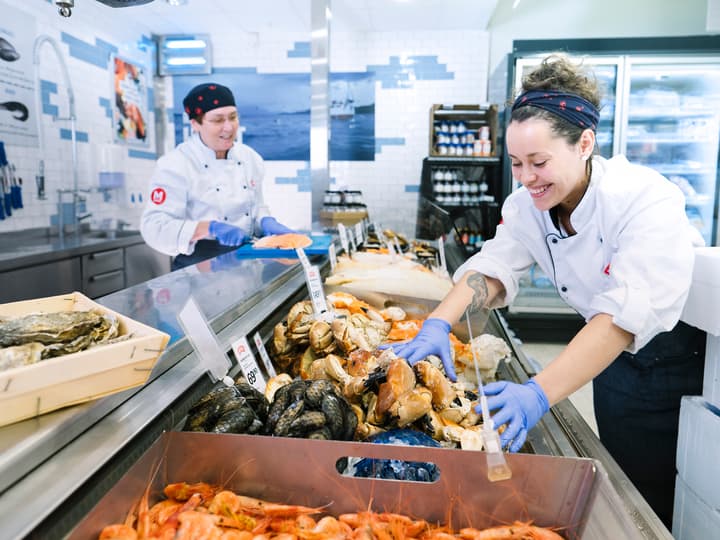 Fiskedisker med fersk fisk i alle MENY-butikker.