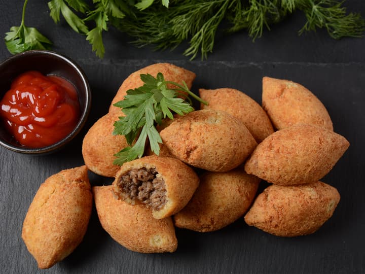 Bulgur passer ikke bare som tilbehør. Den brukes også til tradisjonell kibbeh - en kjøttfylt deig av bulgur.