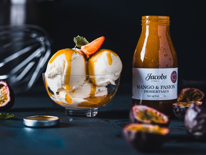 Jacobs Utvalgte dessertsaus  - håndlagde i tre smaker; solbær, karamell . mango & pasjon