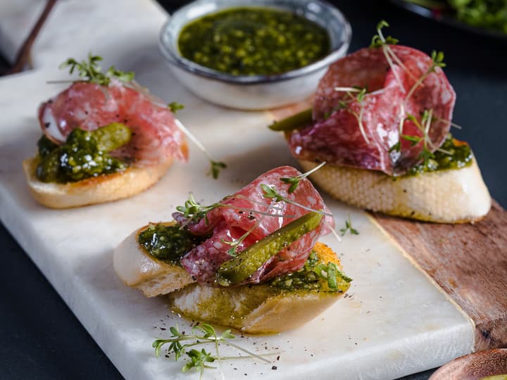 Bruschetta er perfekt å toppe med spekemat.