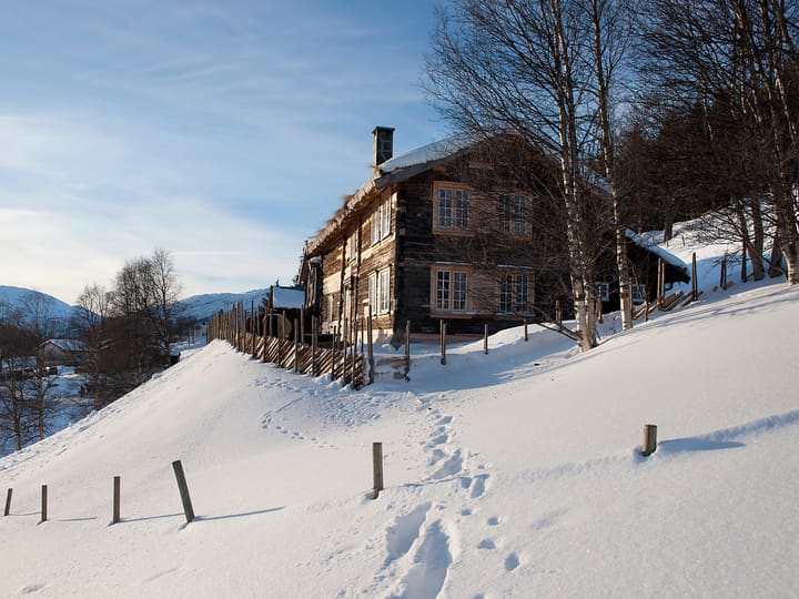 På Fjellgarden Hovden øverst i Setesdal driver ekteparet Merethe Hjemdahl og Rolf Arne Haugen produksjon av både pinnekjøtt, pølse og spekemat