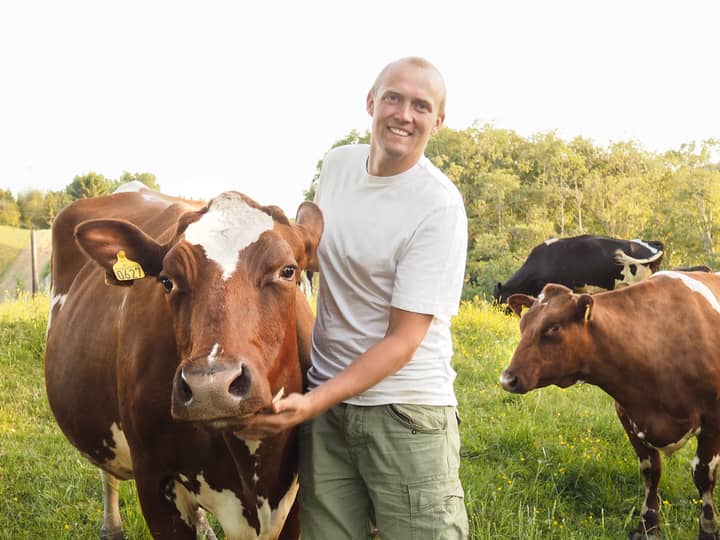 Lars Kristian Grøndahl mener lykkelige kuer gir helt unik smak på melken