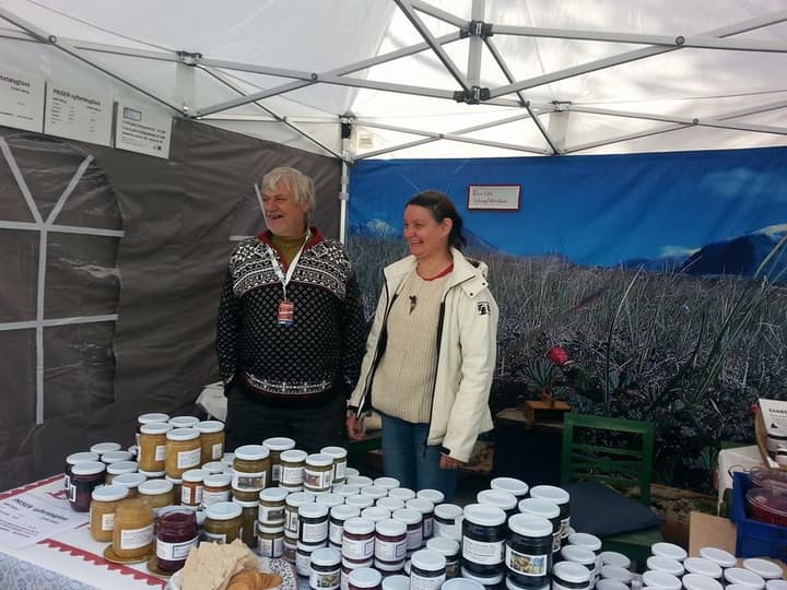  Solveig Nymoen og Leif Ola Rønningen lager tradisjonelt syltetøy av selvplukkede bær.