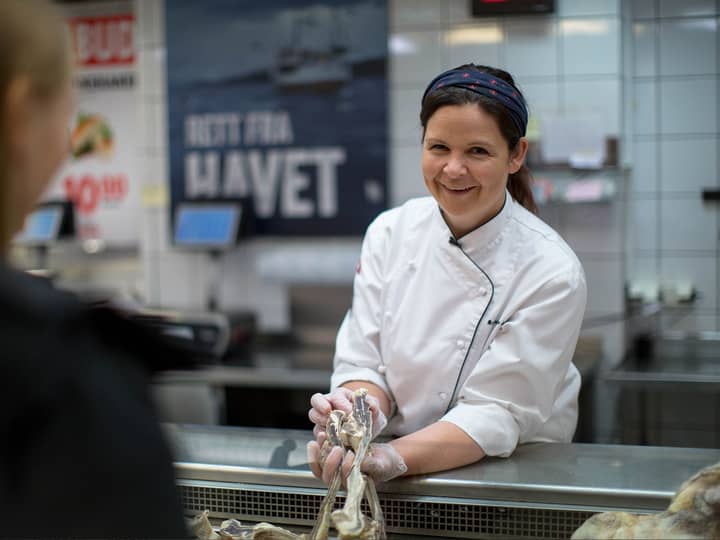 Brynhild Ree Jensen, medlem av MENY-Lauget, viser frem gode stykker av pinnekjøtt fra Jacobs Utvalgte. 