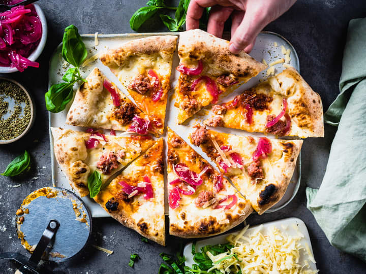 Smaksrik hvit pizza med nduja og saftig salsicciapølse - en sikker vinner.