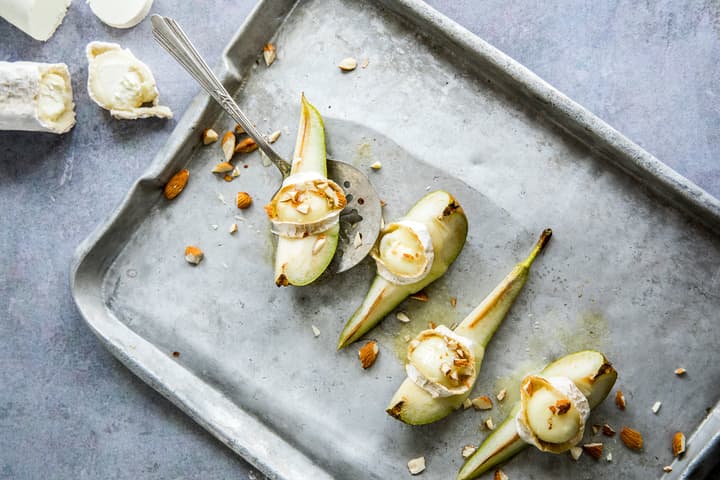 Chevre er utrolig godt å varme i ovnen. Prøv gjerne på pærer og server med honning og hakkede mandler.