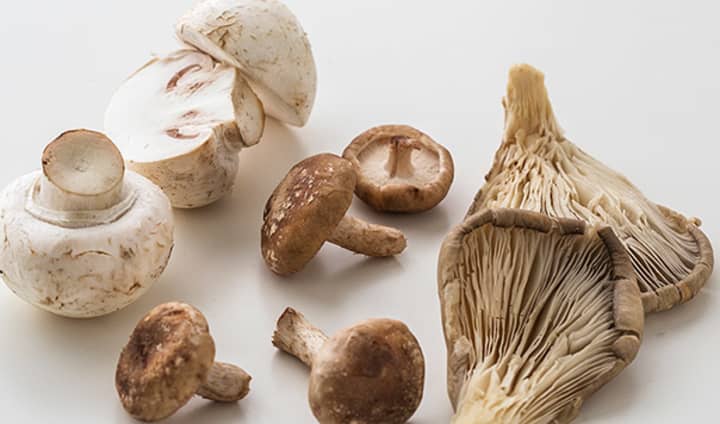 Sopp kommer i mange farger og fasonger, og mange likner på hverandre. Aldri spis sopp du er usikker på!