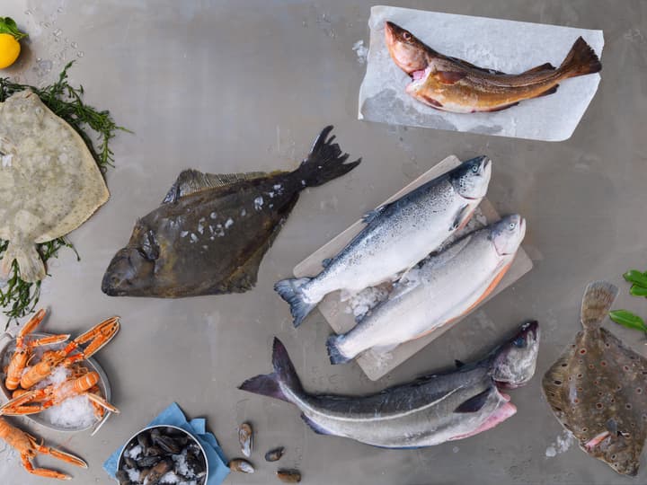 Kveite, piggvar, rødspette, torsk og ørret er noen av fisketypene du kan finne i fiskedisken