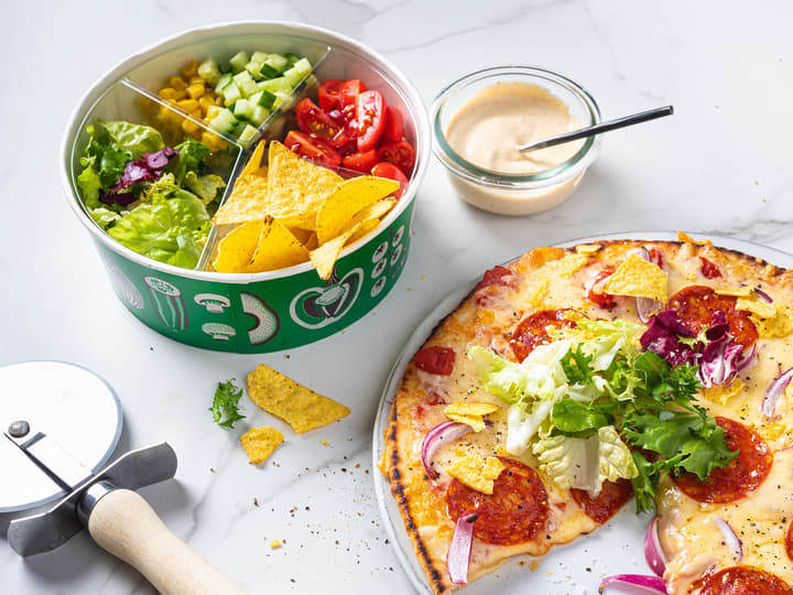 Gjør det til en vane å spise noe grønt til hvert måltid - også pizzaen. En saftig pizza er veldig god med knasende sprø salat.