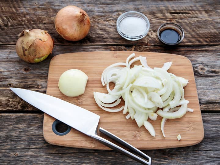Løk kan brukes både rå og tilberedt, og tilfører mye smak i matretter.