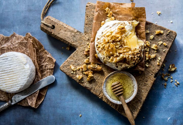 Hvitmuggost er perfekt å varme i ovnen, og får et delikat, flytende indre. Server med honning, pære og valnøtter.