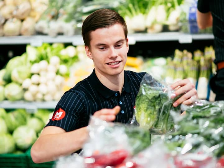 I MENYs frukt- og grøntavdeling finnes et stort utvalg av salater. 