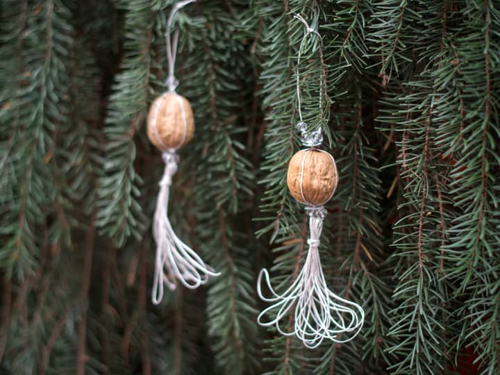 Hele valnøtter kan bli dekorativ og rustikk julepynt. Alt du trenger er valnøtter og tråd!