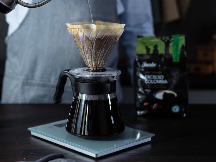 For å lage håndbrygg trenger du gode bønner, en V60-kanne, filter, stoppeklokke og vekt. 