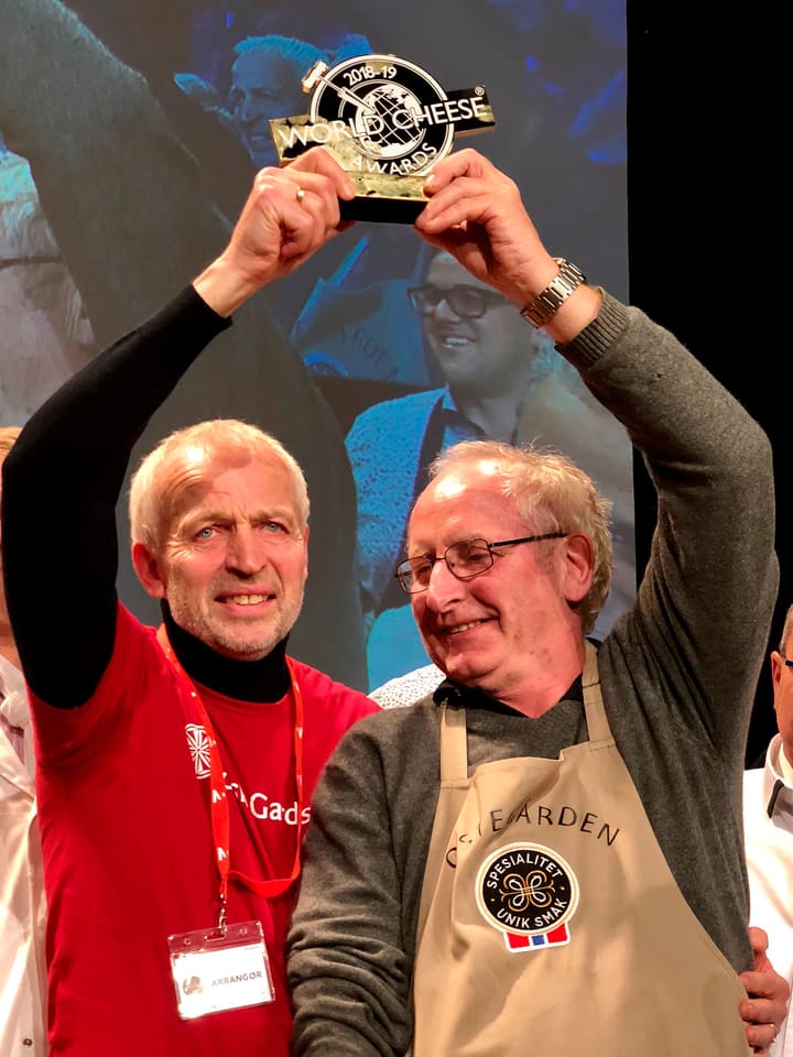 Fra venstre: Vinner fra 2016, Gunnar Waagen og årets vinner, Jørn Hafslund i Ostegården