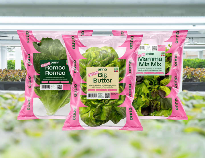 Salatene dyrkes i hyller i høyden, i 10 etasjer. Dyrkning i høyden gjør at man reduserer arealavtrykket av produksjonen. 