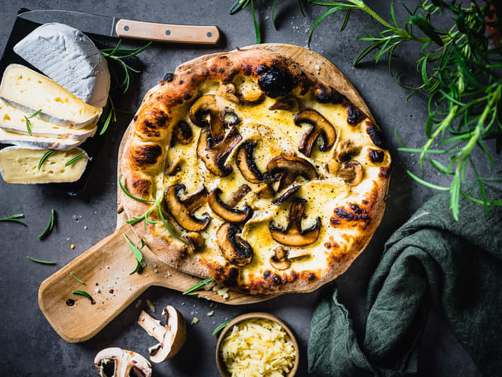 Med ferdig italiensk pizzadeig, får du enkelt pizza av høy kvalitet. Topp den med enkle og smakfull topping, som god ost og sopp.