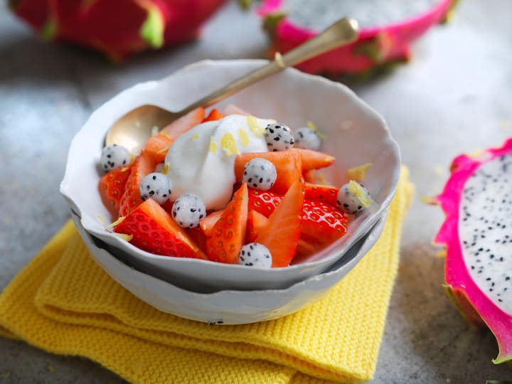 Litt kesam eller yoghurt gjør seg godt til fruktdesserten