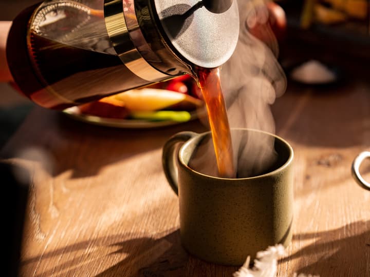 Å lage kaffe med presskanne krever minimalt med egeninnsats. 