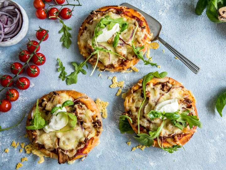 Pitapizza er superenkelt, raskt og godt. Fordel pizzasaus på pitabrød og legg på ost, grønnsaker og ønsket topping.