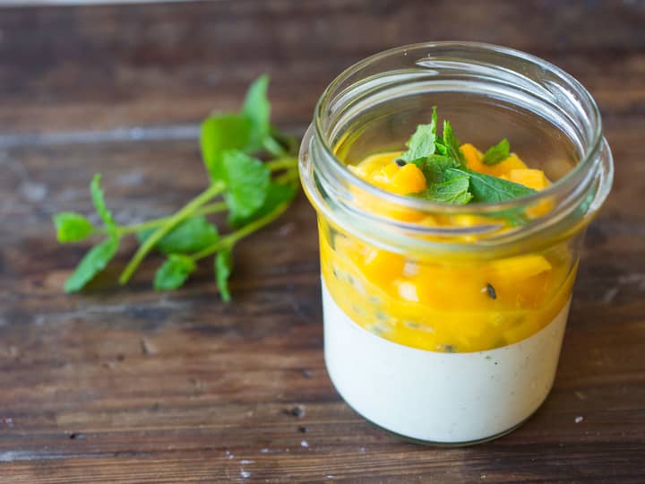 Panna cotta kan toppes med det meste av frukt og bær. Her har vi kuttet mango og pasjonsfrukt.