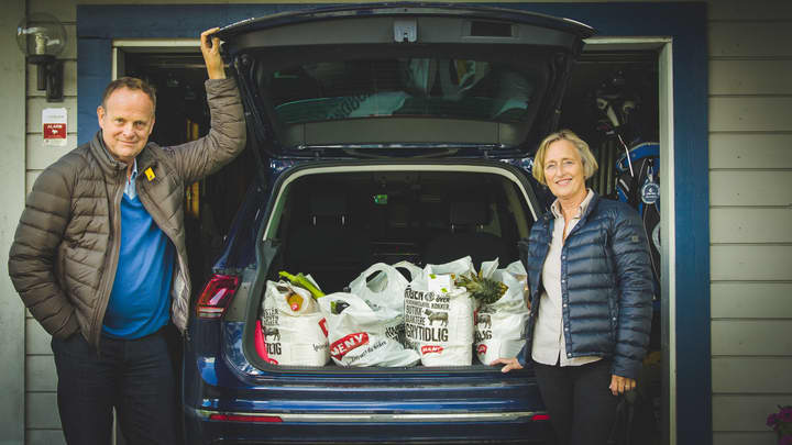 Kirsten Dahl og ektemannen Torger handler i MENY Nettbutikk. Tiden de får til overs bruker de til sykling, golf og hagesysler. 
