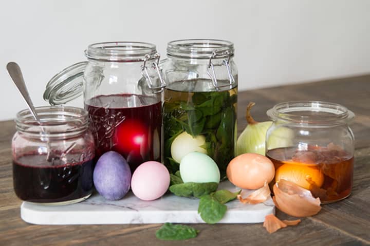 Server morsomme og fargerike egg til påskefrokosten