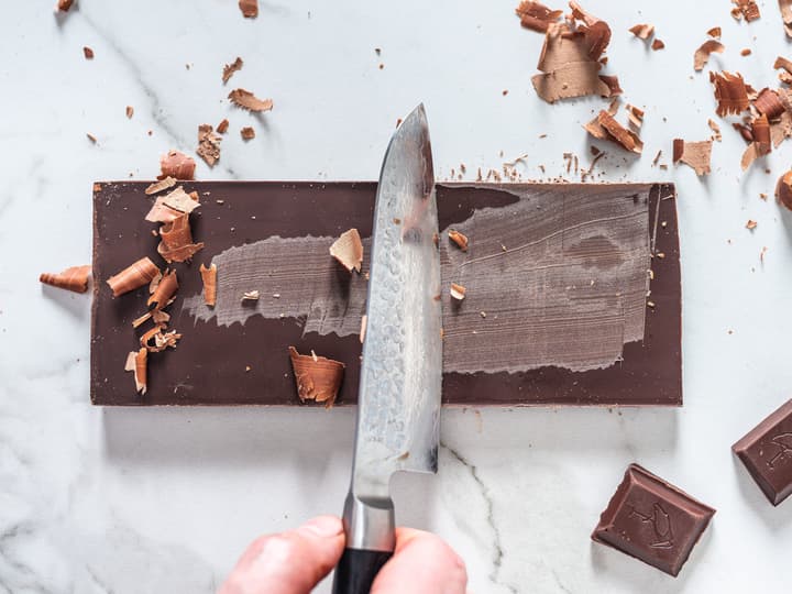 Ved å skrape en sjokoladeplate, får du lekre spon du kan pynte kaken med.