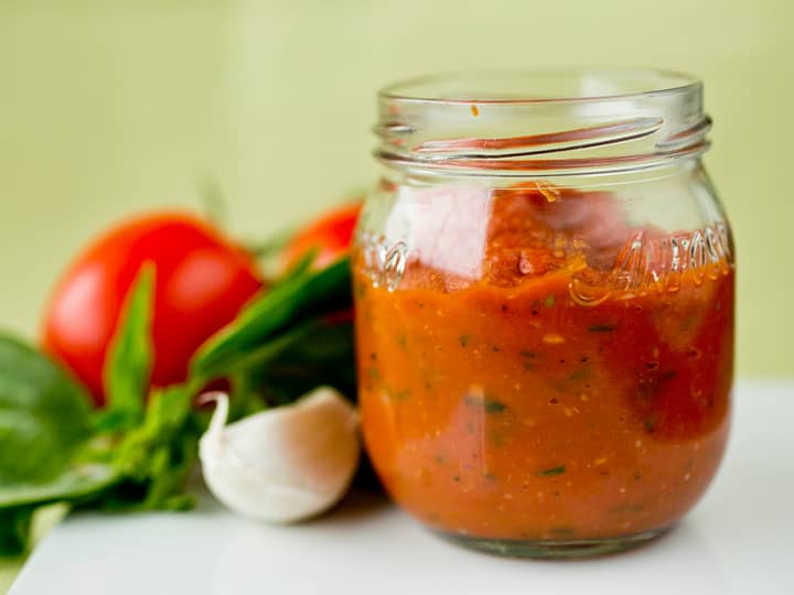 En god, hjemmelaget tomatsaus kan du bruke til både pastaen og pizzaen. 