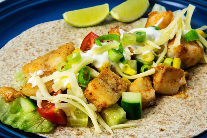 Prøv en ny vri på fredagstacoen og bytt ut kjøttdeigen med skrei! Den trives godt sammen med både guacamole, salsa og tacokrydder.