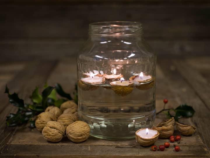 Valnøtter og en stor krukke kan bli en sjarmerende lykt