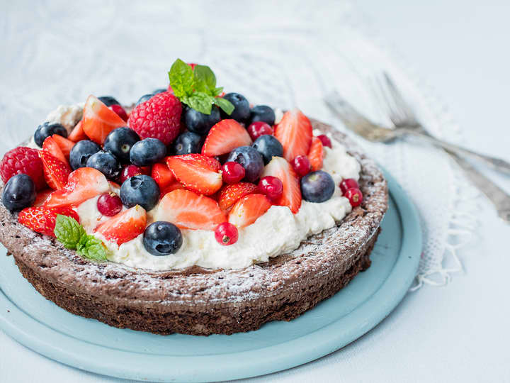 Sjokoladebrownie med friske bær er perfekt dessert i sommervarmen. 