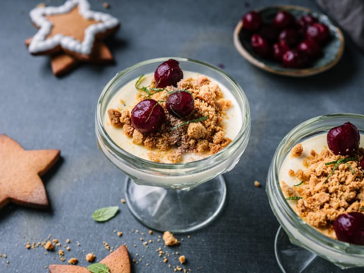 Julekakene kan få nytt liv i andre retter. Pannacotta med pepperkake er utrolig godt.