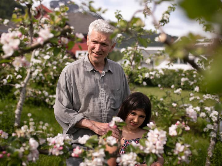 Åge med barnebarnet Edda (7) i den vakre eplehagen