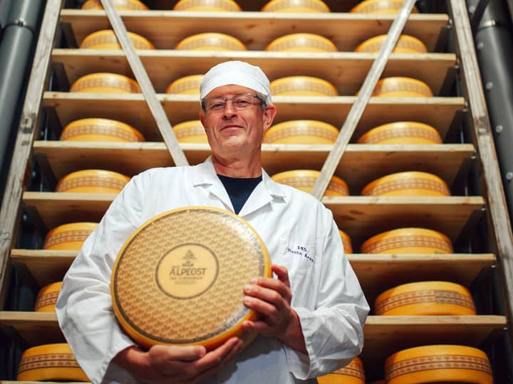 Meierisjefen sjøl, Svein Arne Bjørgum, er stolt av fagfolkene sine på TINE-meieriet i Elnesvågen i Fræna kommune.