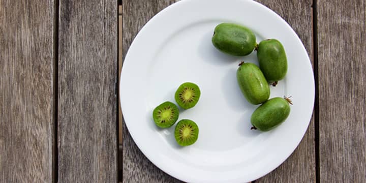 Kiwibær er på størrelse med en drue - og fulle av smak. 