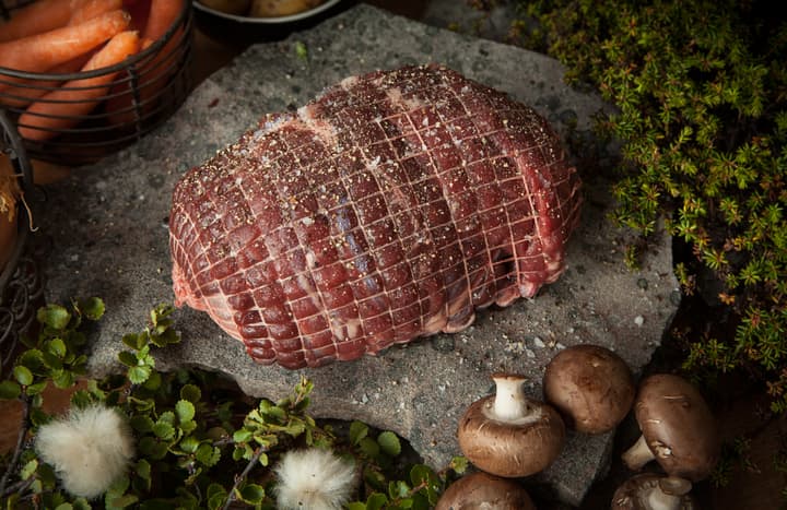 Steken du finner i butikk er surret uten bein. Tradisjonelt sett steker samene den med bein.