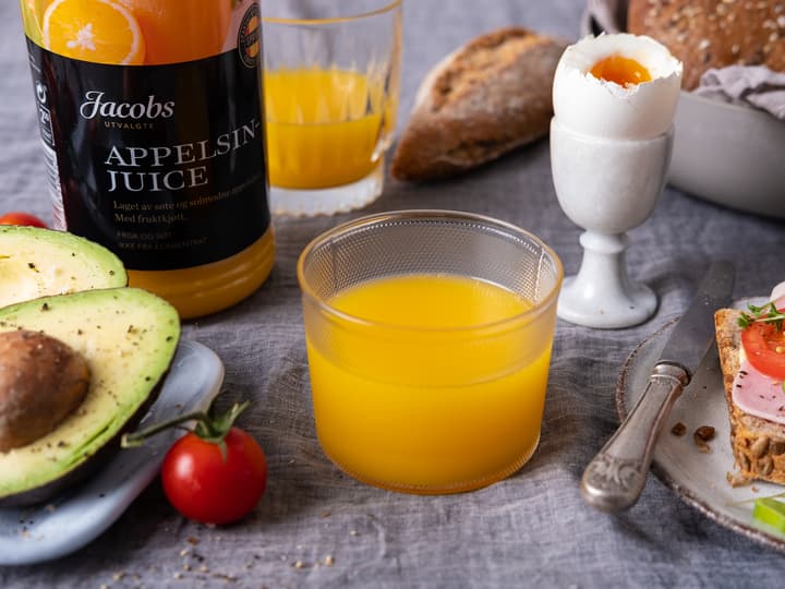 Jacobs Utvalgte juice er en ren og helt naturlig juice laget av ekstra søte og solmodne appelsiner, epler og jordbær.