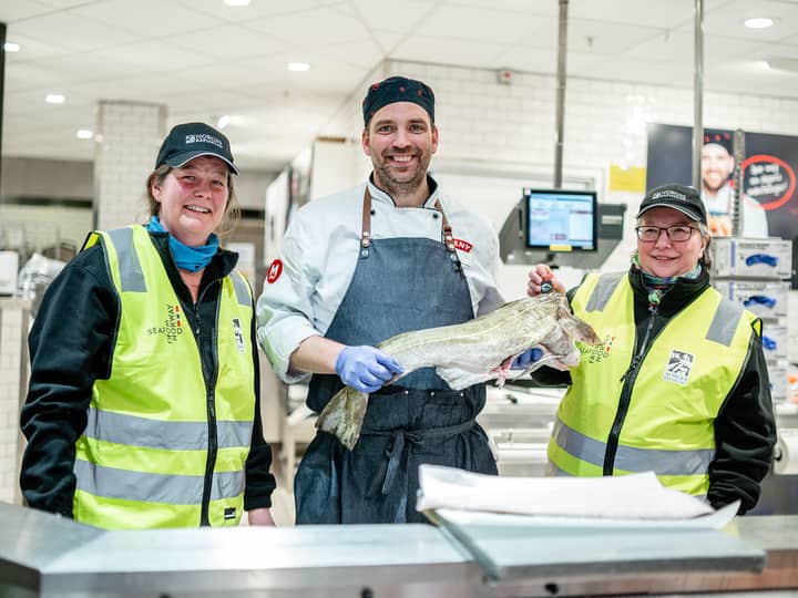 Skreipatruljens Jonette og Lillian er fornøyde med fiskens kvalitet og fagkompetansen i fiskedisken